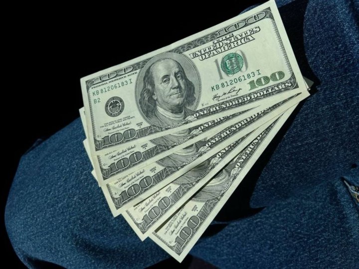 В Узбекистане курс доллара упал ниже 12 600 сумов
