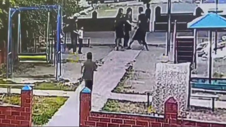 В Ташкенте женщины избили подростка на детской площадке