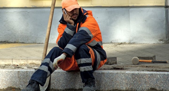 В России начали отключать мобильную связь иностранцам, не сдавшим биометрию