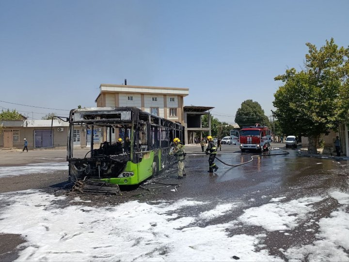 В Ташкенте полностью сгорел автобус — видео