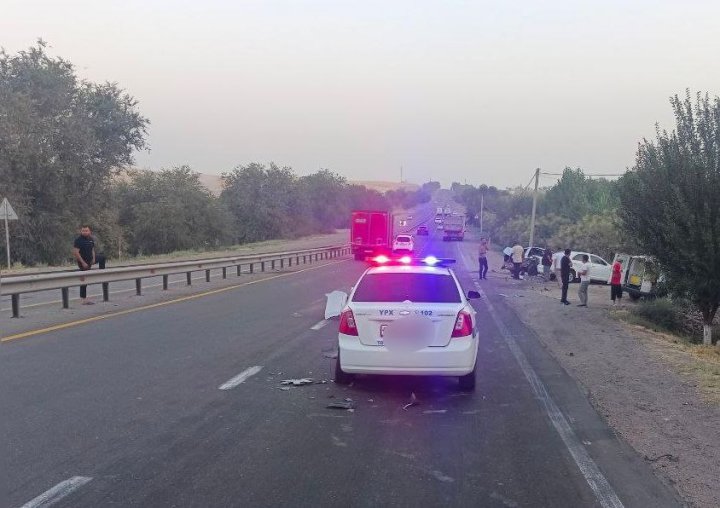 В Ахангаране водитель грузовика не заметил патрульный автомобиль, прибывший к месту ДТП