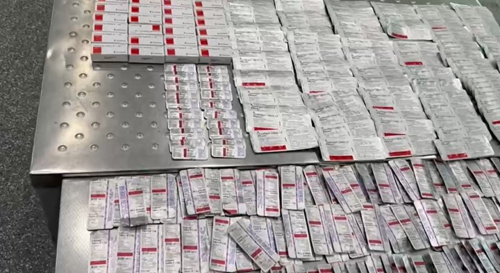 Пассажир авиарейса «Дели-Ташкент» пытался осуществить контрабанду лекарственных препаратов