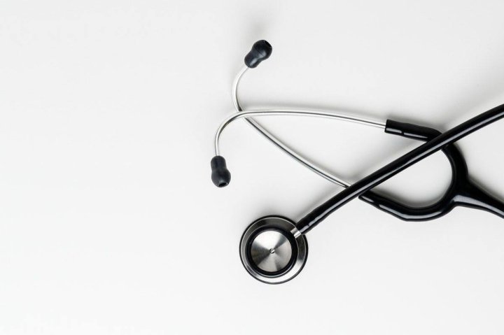 В Узбекистане 24 медицинские организации оштрафовали за работу без лицензии