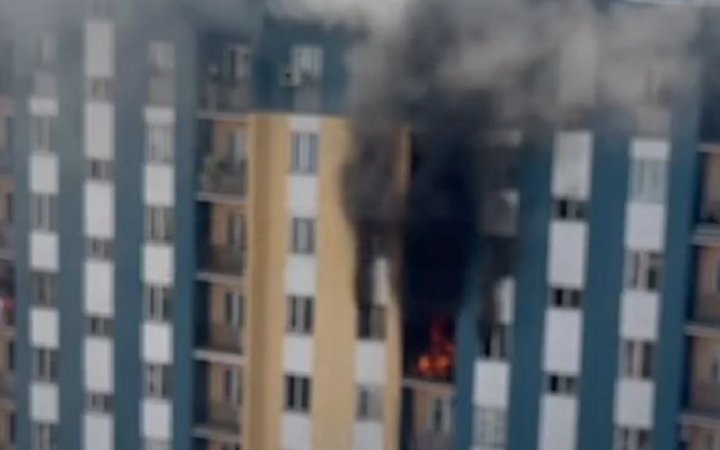 В Бектемирском районе загорелась квартира, пожар тушили три пожарно-спасательных расчёта