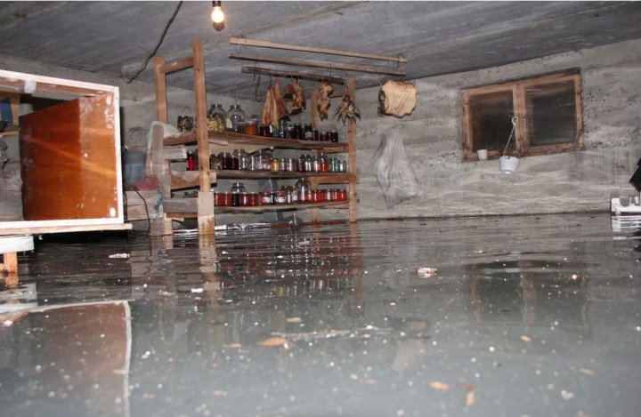 В Зарафшане прорыв трубы затопил дома