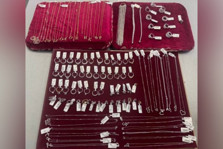 Пассажирка рейса Бишкек —Ташкент пыталась провести в нижнем белье золото и бриллианты на 550 млн сумов