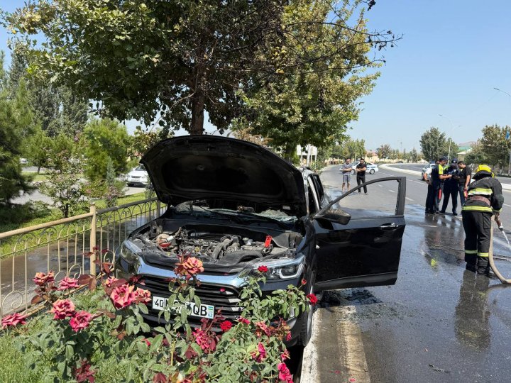 В Фергане на ходу загорелся автомобиль «Tracker», водитель госпитализирован с ожогами