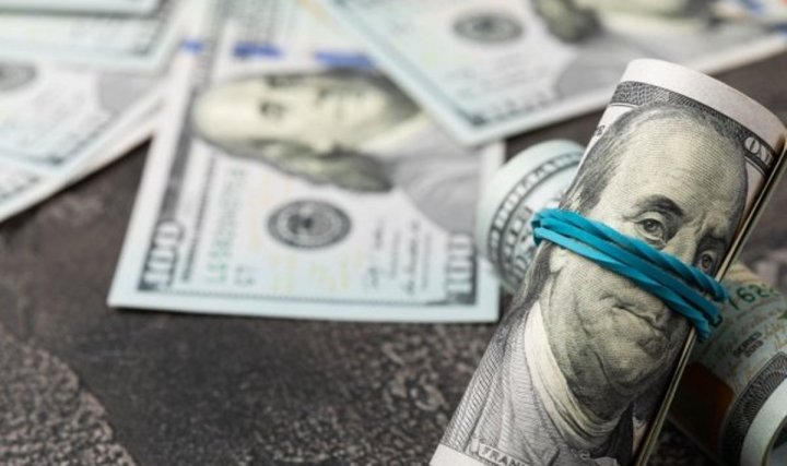 В Узбекистане курс доллара продолжает резкое падение