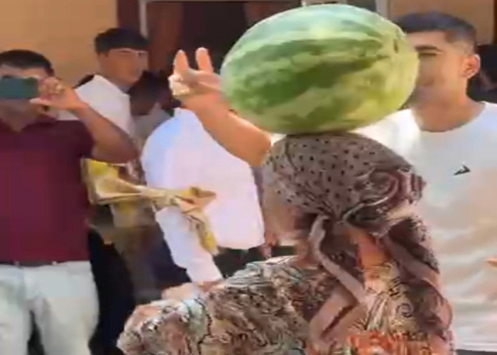 Арбуз вместо короны: Узбекистанка устроила танец с арбузом на голове