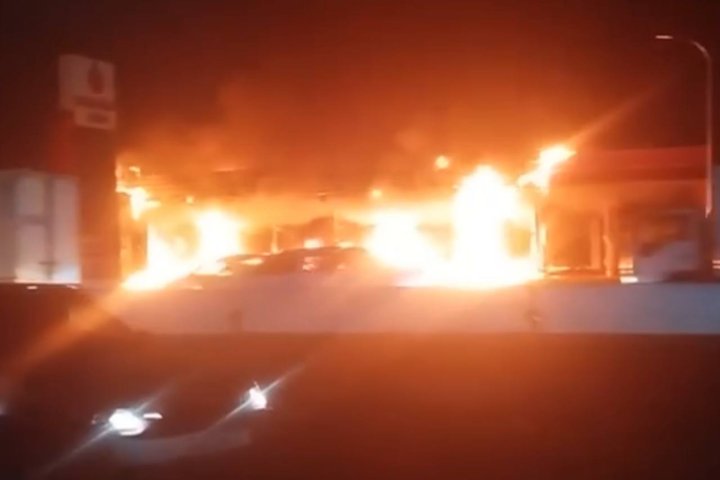 В Самаркандской области на газозаправке сгорели три автомобиля — видео