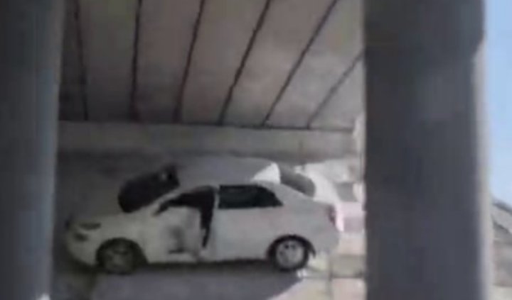 В Андижанской области автомобиль «Cobalt» вылетел с дороги под мост