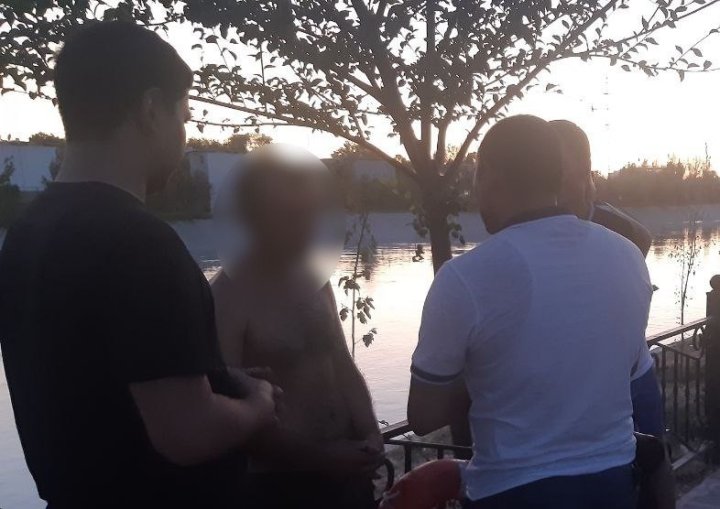 В Гулистане сотрудники МЧС спасли утопающего мужчину