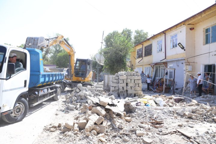 В Пахтакорском районе сотрудники БПИ за 7 месяцев снесли 63 незаконных постройки