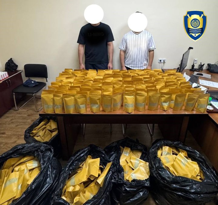 В Ташкенте двое граждан самостоятельно изготавливали известный целебный травяной порошок