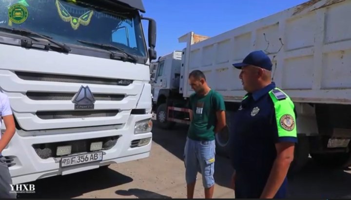 В Карши ребёнка посадили за руль большегрузного самосвала