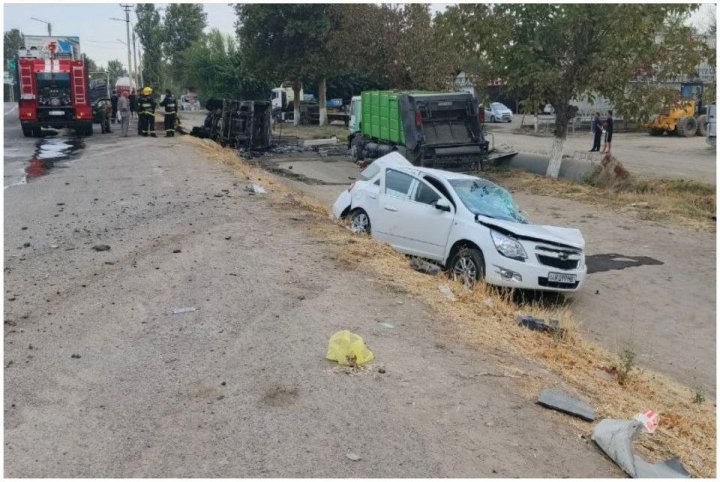 В Ташкентской области от столкновения загорелся автобетоносмеситель, есть пострадавший