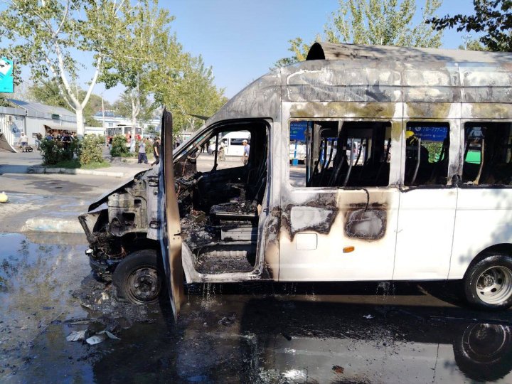 В Фергане сгорел микроавтобус «Газель»
