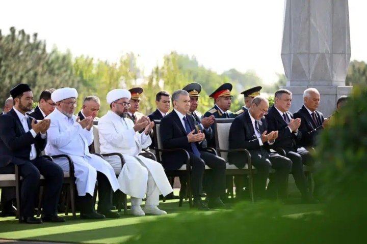 В Узбекистане почтили память жертв репрессий у Монумента независимости