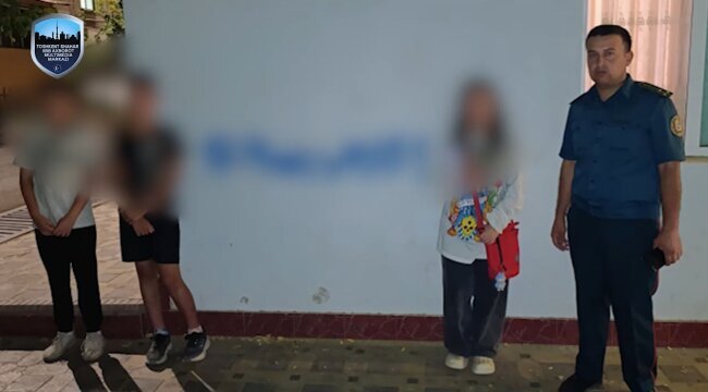 В Ташкенте несовершеннолетняя девочка и два мальчика рекламировали наркошопы — видео
