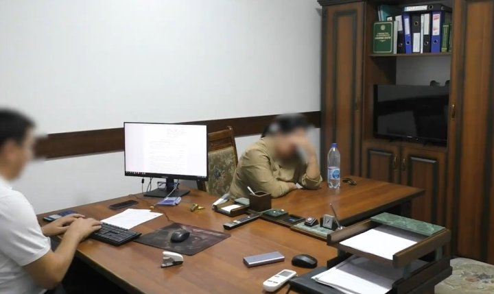 В Джизаке, при получении взятки, задержали высокопоставленную сотрудницу школы №16