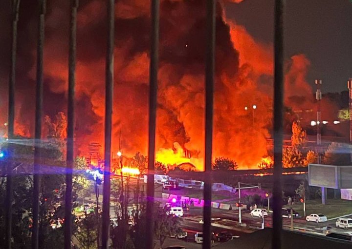 В Ташкентском районе горит вещевой рынок «Uch qahramon» — видео