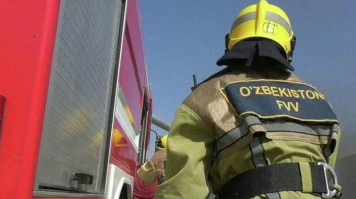 В Бухаре загорелось кафе, с огнём боролись около часа