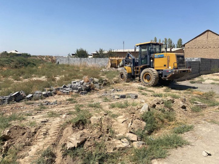 В Джизаке сотрудники БПИ снесли 5 незаконных построек