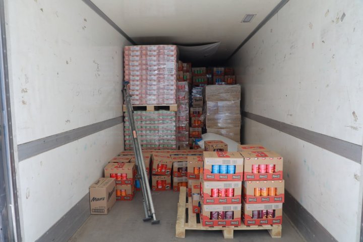 Контрабанду табака для кальяна, чипсов и шоколада выявили сотрудники таможни в Бухаре