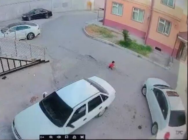 Женщина, переехавшая ребёнка в Ферганской области, отделалась домашним арестом — видео