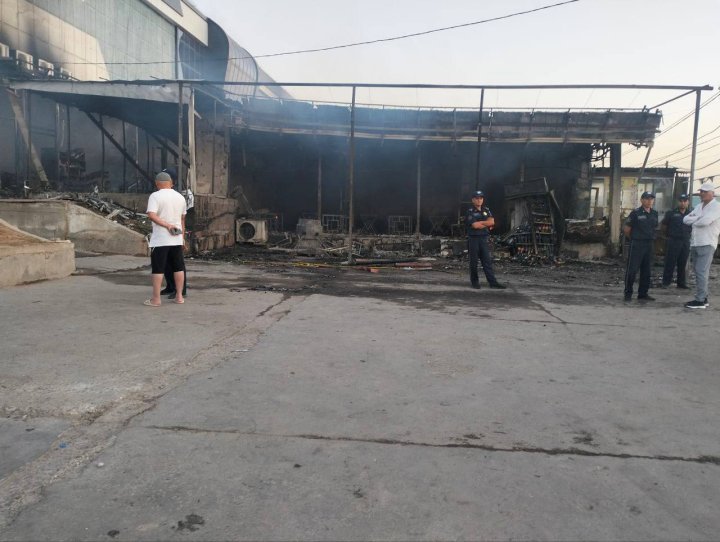 В Сурхандарье пожарные более 4-х часов боролись с огнём в торговом центре