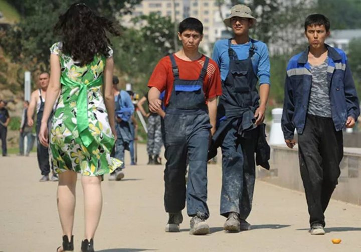 В России мигрантов будут проверять на отношение к женщинам