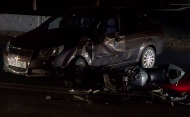 В Чиланзарском районе пострадала девушка, которая ехала за рулём скутера и столкнулась с автомобилем