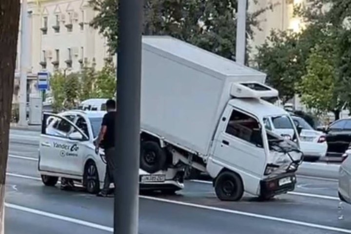 В Ташкенте произошло ДТП с участием четырёх автомобилей