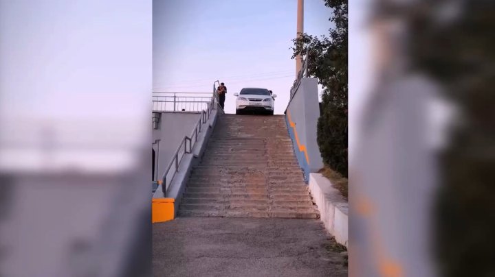 В Ташкенте блогеры спустили с лестницы автомобиль «Lacetti»