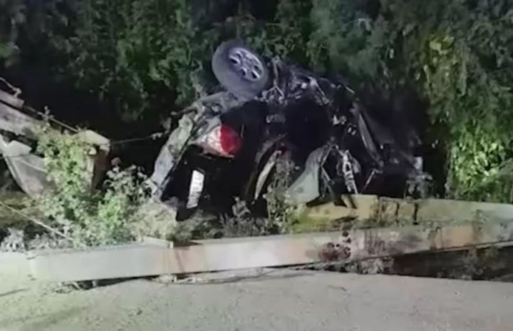 В Сурхандарье водитель Lacetti без прав врезался в ограждение, погибли четверо — видео