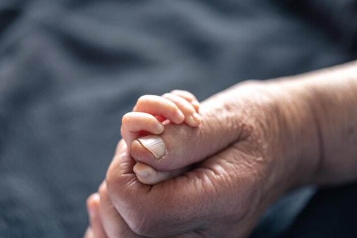 В 2024 году в Узбекистане почти 800 мужчин в возрасте 60 лет и старше стали отцами