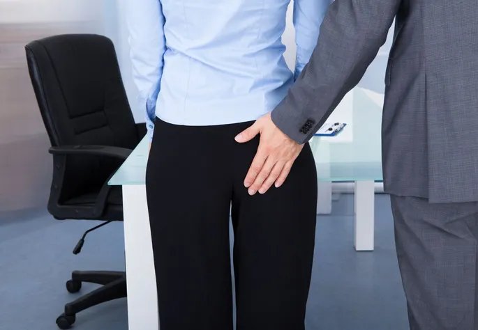 В Янгиере наказали чиновника, пристававшего к предпринимательнице