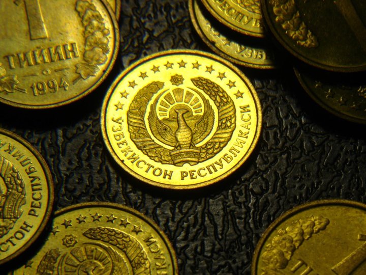 O‘zbekistonlik ekspertlar so‘m barqarorligining rasmiy sabablariga shubha bildirishdi