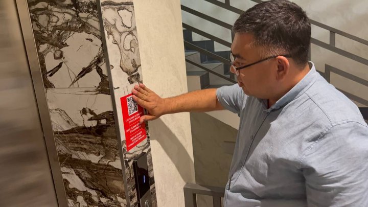 В лифтах Узбекистана размещены стикеры с QR-кодом для проверки их безопасности