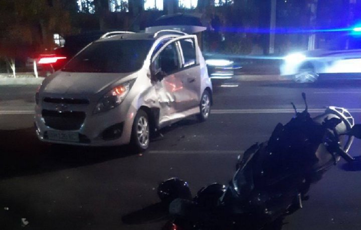 В Ташкенте водитель и пассажир скутера получили травмы после столкновения с автомобилем «Spark»