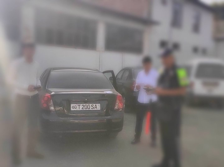 Двое школьников в Андижанской области приехали на учёбу за рулём автомобилей