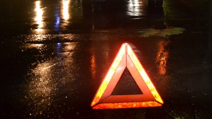 В Юнусабадском районе водитель автомобиля «BYD» не справился с управлением и снёс светофор