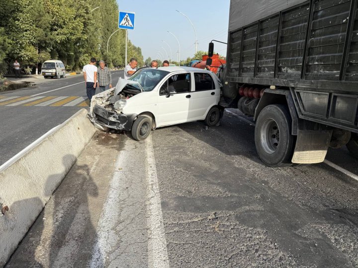 Andijonda yuk mashinasi piyodalarni o‘tkazib yuborayotgan "Matiz" va "BYD" avtomobillarini urib yubordi
