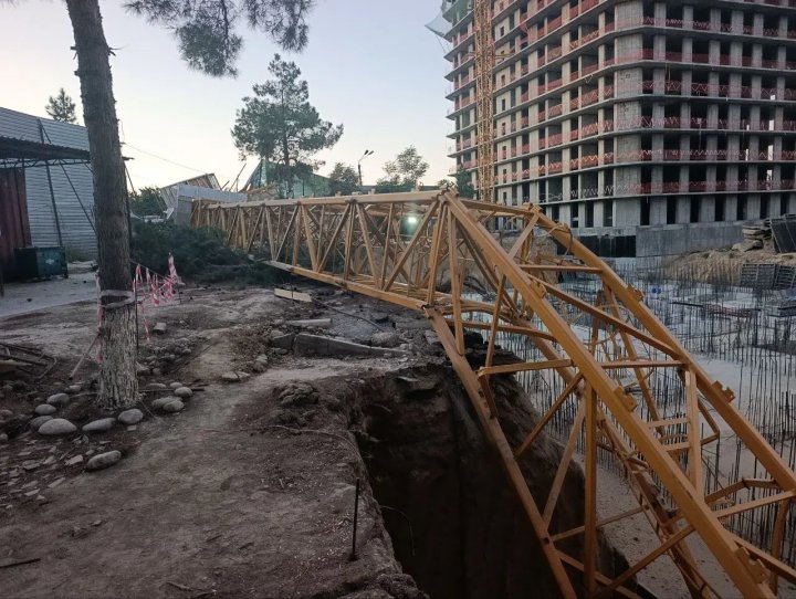 В Ташкенте, при строительстве «Думбиробод Сити», произошло обрушение башенного крана, есть погибший