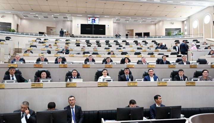 В Кыргызстане парламент объявил о самороспуске