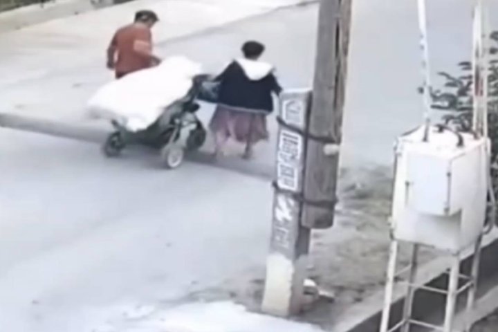 В Самарканде граждане пытались вывезти тело убитого мужчины в детской коляске