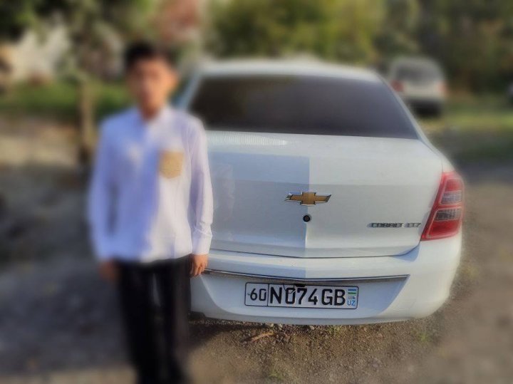 Двое школьников в Андижанской области приехали на учёбу за рулём автомобилей