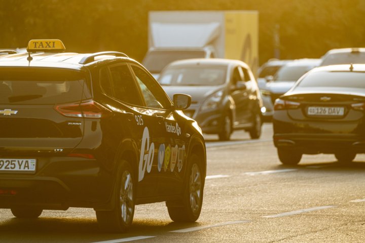 В Узбекистане бесплатное такси для школьников с инвалидностью появилось ещё в 11 городах