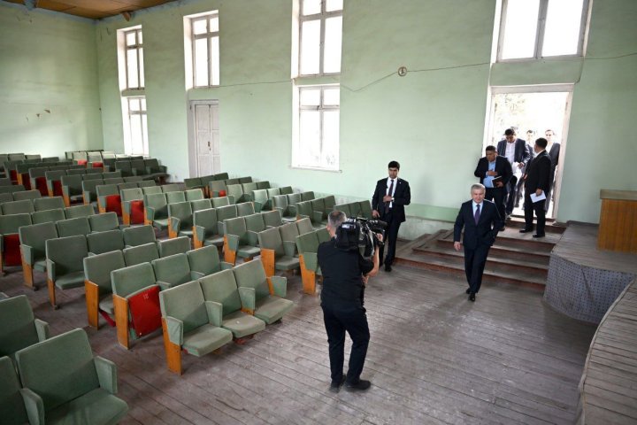 Президент осмотрел проблемную махаллю в Наманганской области