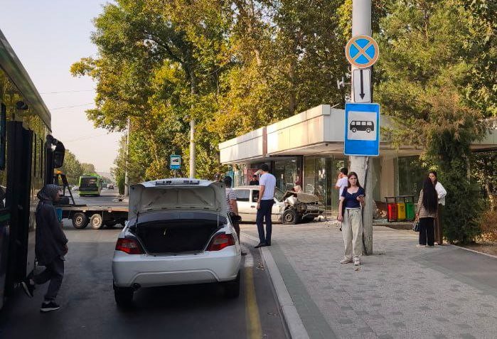 В Сергелийском районе Ташкента Nexia врезалась в автобусную остановку